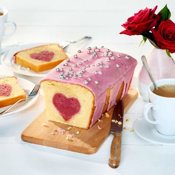 Herzkuchen selber machen süße Überraschung zum Valentinstag rote Rosen auf dem Tisch romantisches Flair