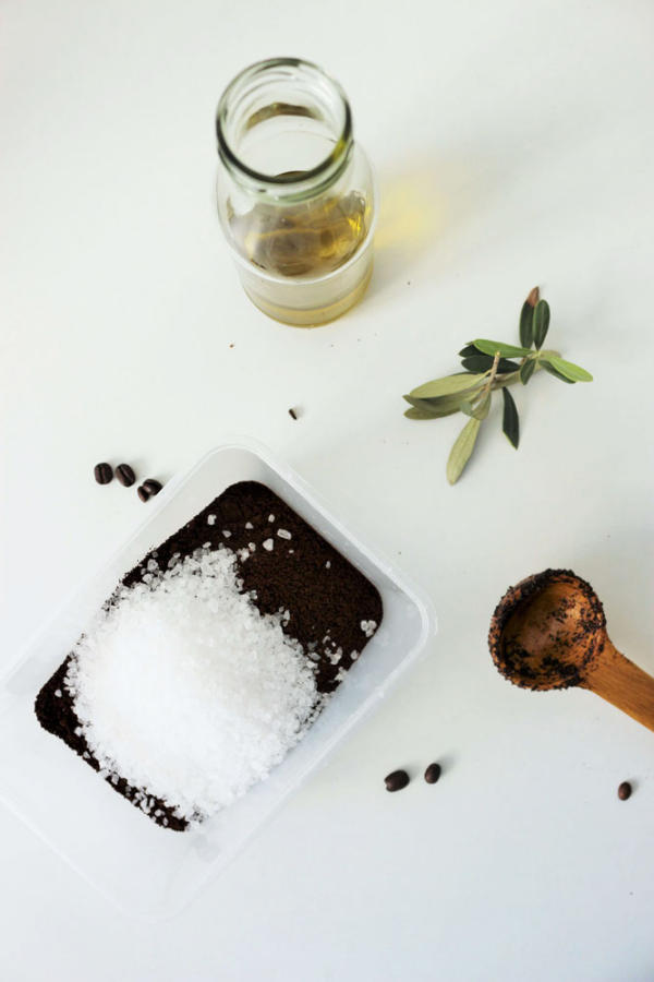 Kaffee-Peeling selber machen Kaffeesatz Olivenöl Salz gut mischen Naturmittel beste Kosmetika