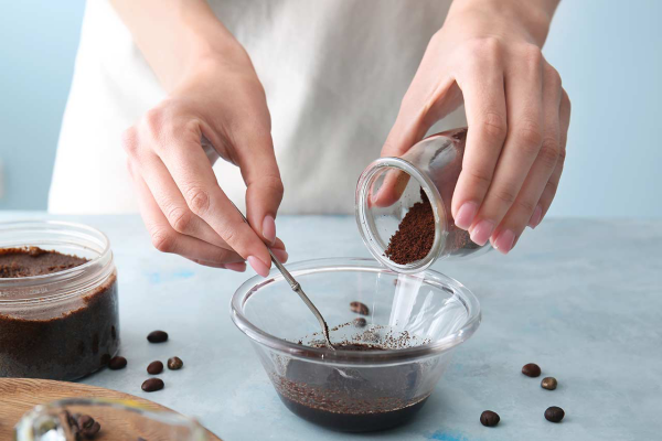 Kaffee-Peeling selber machen Zutaten gut mischen sofort auftragen