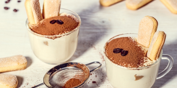 Köstliches Tiramisu vorzügliches Osterdessert im Glas mit Kakao Kaffeebohnen und Hasenohren aus Löffelbiskuits verziert