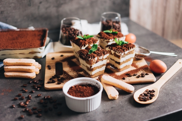 Köstliches Tiramisu vorzügliches Osterdessert in Schichten mit Kakao dekoriert perfekt aussehen