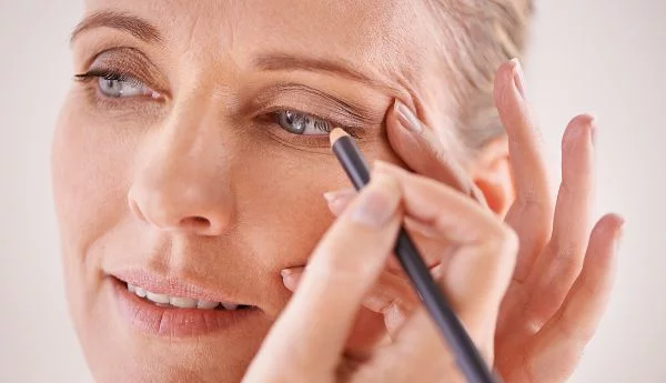 Lidstrich ab 50 Eyeliner richtig ziehen - kreative Schminktechniken ausprobieren 