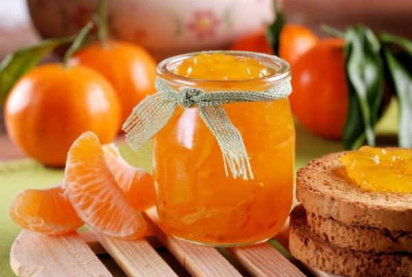 Mandarinen Desserts frische orangefarbene Früchte Marmelade zubereiten in Gläsern aufbewahren