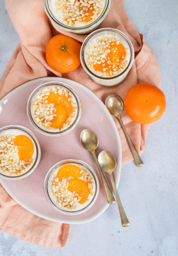 Mandarinen Desserts köstliche Nachspeisen im Glas zubereiten mit orangefarbenen Früchten