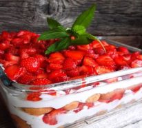 Leckeres Erdbeer-Kokos-Tiramisu – Fruchtiger Genuss im Glas