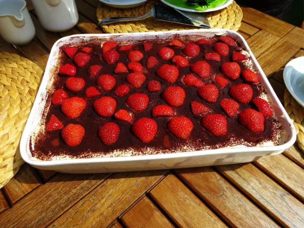 leckere Dessert Ideen - Erdbeer-Kokos-Tiramisu in einer Form zubereitet 
