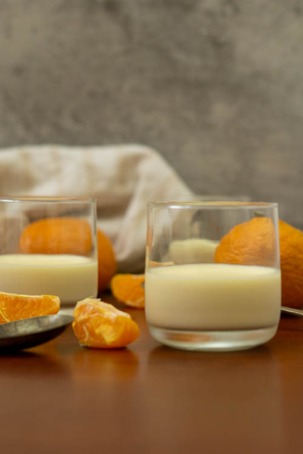 Panna Cotta mit Mandarinen Gläser in den Kühlschrank stellen Mandarinengelee zubereiten