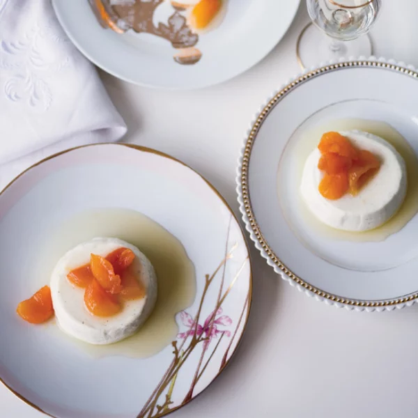 Panna Cotta mit Mandarinen auf Tellern serviert fruchtiger Geschmack exotische Note