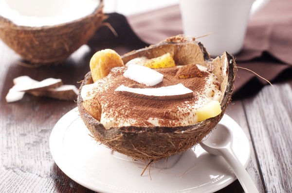 Raffaello Tiramisu – 2 köstliche Rezeptideen, auch für Veganer creme dessert in kokosschale