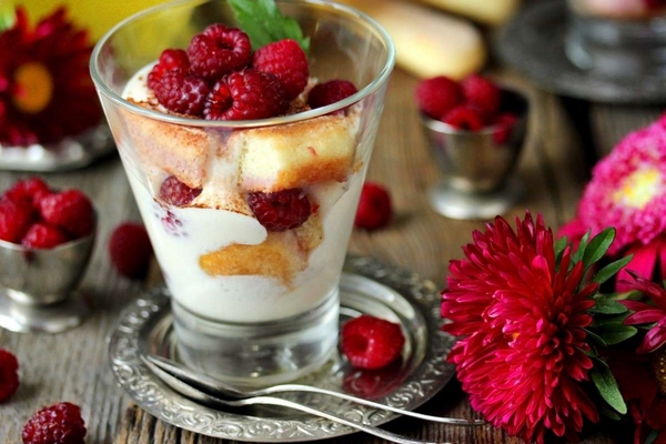 Raspberry-tiramisu-with-mascarpone-and-yogurt-Raspberry-Dessert