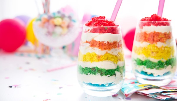 Regenbogen Tiramisu im Glas – schmeckhafte Rezeptidee für die ganze Familie schöne rezeptideen kinder party