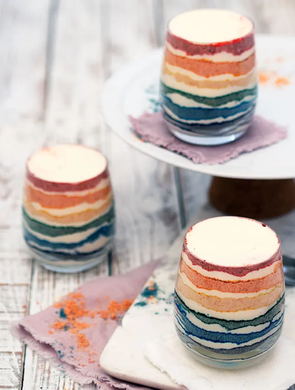 Regenbogen Tiramisu im Glas – schmeckhafte Rezeptidee für die ganze Familie süße desserts für jeden anlass