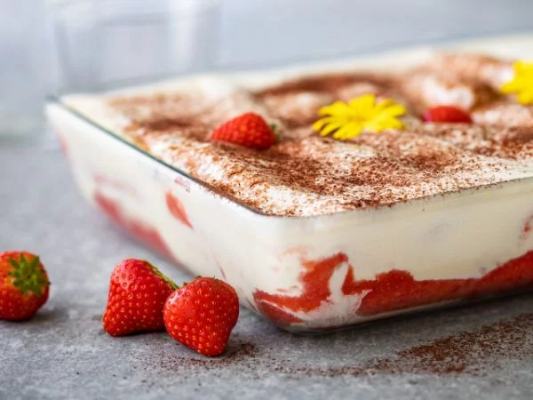 Ein leckeres dessert - Erdbeer-Kokos-Tiramisu in Glasform zubereitet 