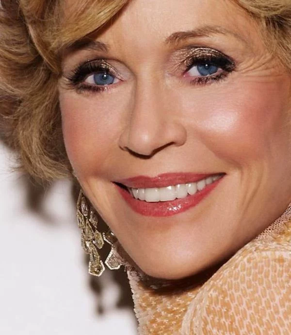 Jane Fonda zeigt es vor - Schlupflider schminken und im Alter auch perfekt aussehen 