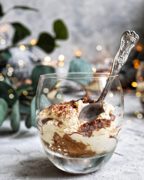 Schnelles Kirsch Spekulatius Tiramisu mit Schmand und Weihnachtsstimmung schönes dessert im glas