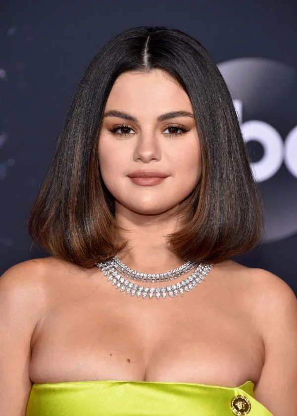 Selena Gomez mittellanges braunes Haar zum perfekten Bob gestylt 