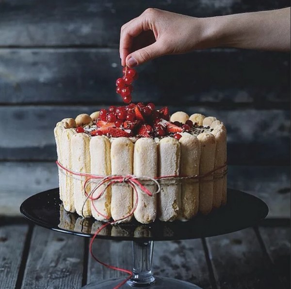 Tiramisu Torte – köstliches und einfaches Rezept für jeden festlichen Anlass deko mit löffelbiskuits und roten früchten