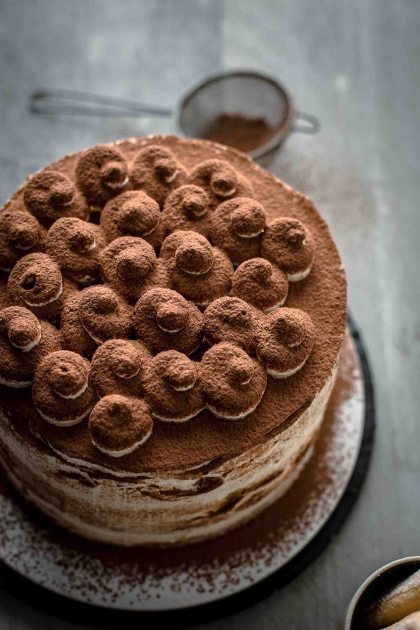 Tiramisu Torte – köstliches und einfaches Rezept für jeden festlichen Anlass lecker mit kakao deko und röschen