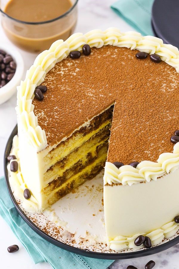 Tiramisu Torte – köstliches und einfaches Rezept für jeden festlichen Anlass torte mit kakao puder deko