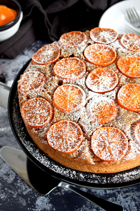 Veganer Mandarinen Kuchen mit Puderzucker bestreut schmeckt besser