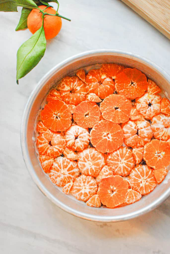 Veganer Mandarinen Kuchen  orangefarbene Früchte in der Springform eine Vitamin-Bombe