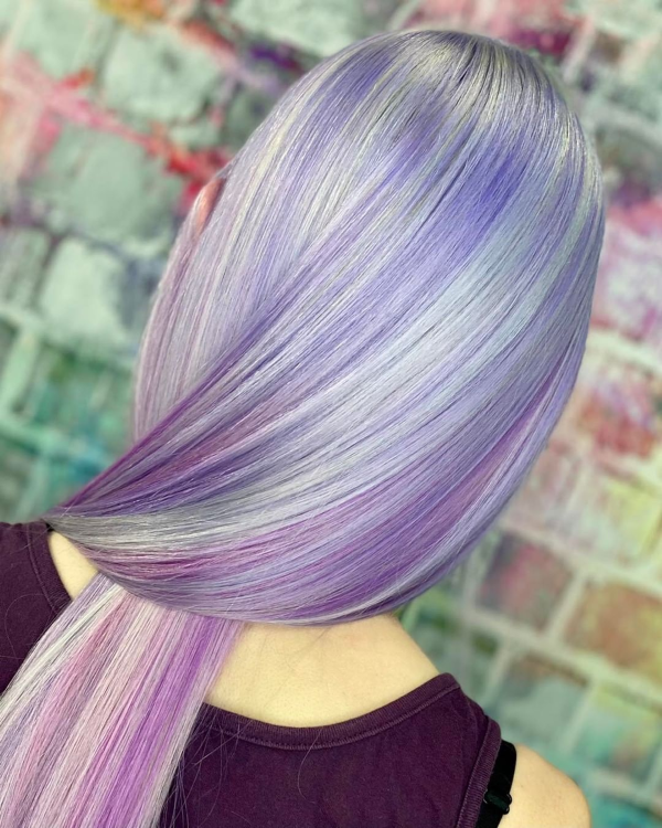 Very Peri Haarfarbe – Pantone Farbe des Jahres 2022 geht auch als Frisur elegant glatt glass hair liquid hair
