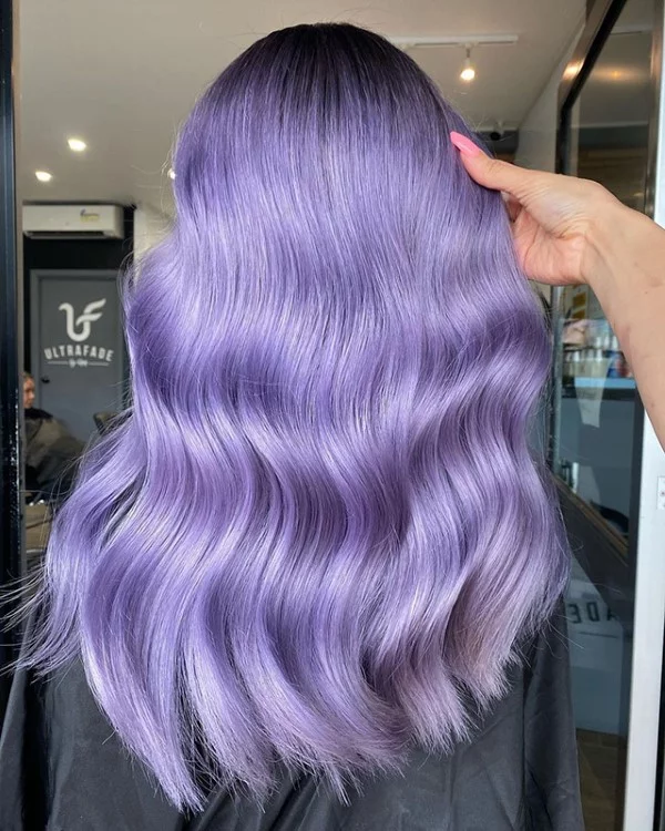 Very Peri Haarfarbe – Pantone Farbe des Jahres 2022 geht auch als Frisur elegante beach waves sommer look