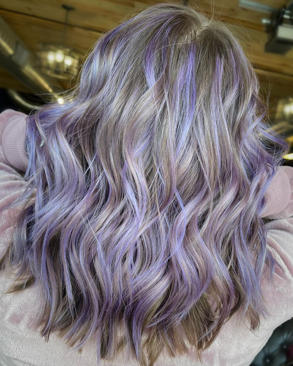 Very Peri Haarfarbe – Pantone Farbe des Jahres 2022 geht auch als Frisur highlights balayage