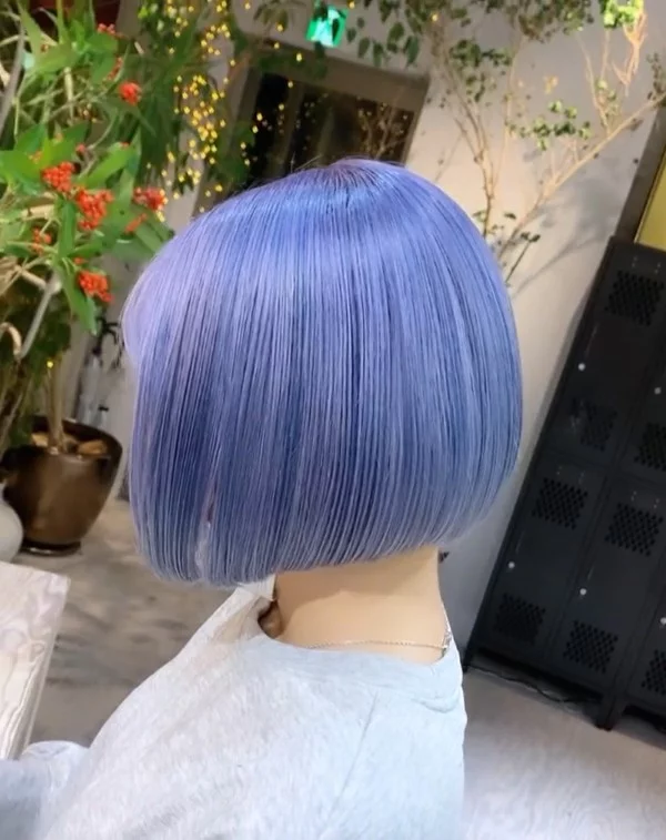 Very Peri Haarfarbe – Pantone Farbe des Jahres 2022 geht auch als Frisur kurze bob frisur mit pastell lila