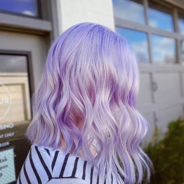 Very Peri Haarfarbe – Pantone Farbe des Jahres 2022 geht auch als Frisur pastell mit rosa tönen