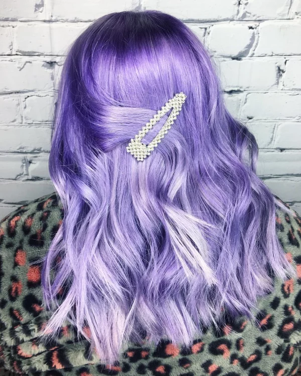 Very Peri Haarfarbe – Pantone Farbe des Jahres 2022 geht auch als Frisur schön lila blau rot schmuck