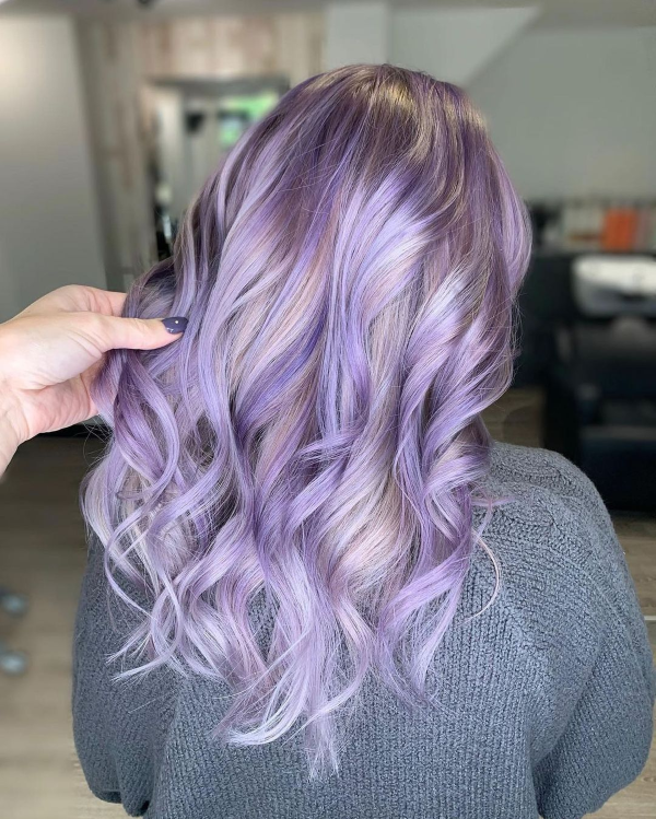 Very Peri Haarfarbe – Pantone Farbe des Jahres 2022 geht auch als Frisur wellige haare glatt
