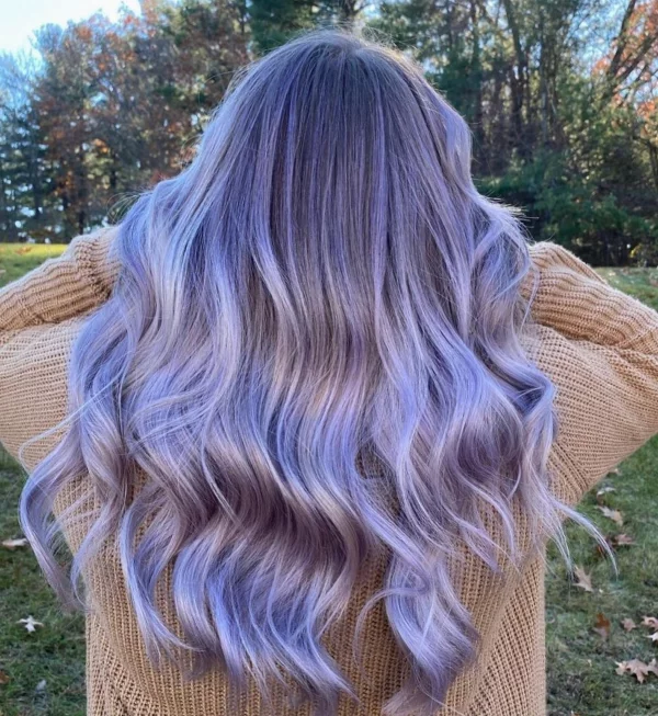 Very Peri Haarfarbe – Pantone Farbe des Jahres 2022 geht auch als Frisur zauberhaft schön