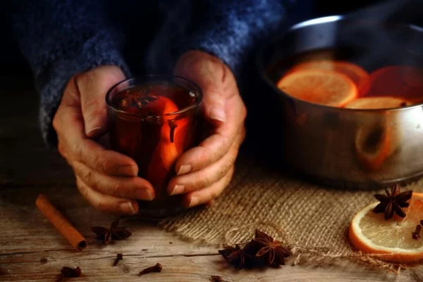 Warme Winter-Drinks Glühwein Rotwein Sternanis Zimt aromatisch und duftend