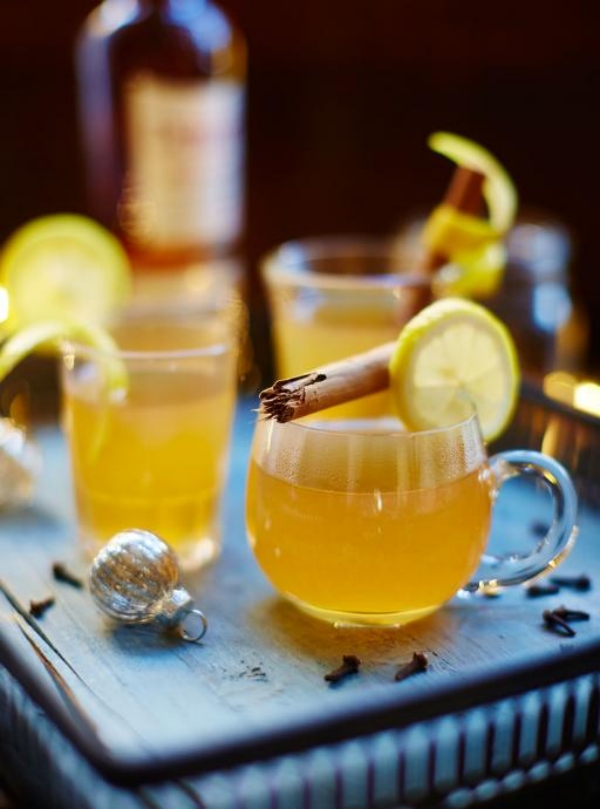 Warme Winter-Drinks Hot Toddy mit Whiskey heißes Wasser Honig Zitronenscheibe