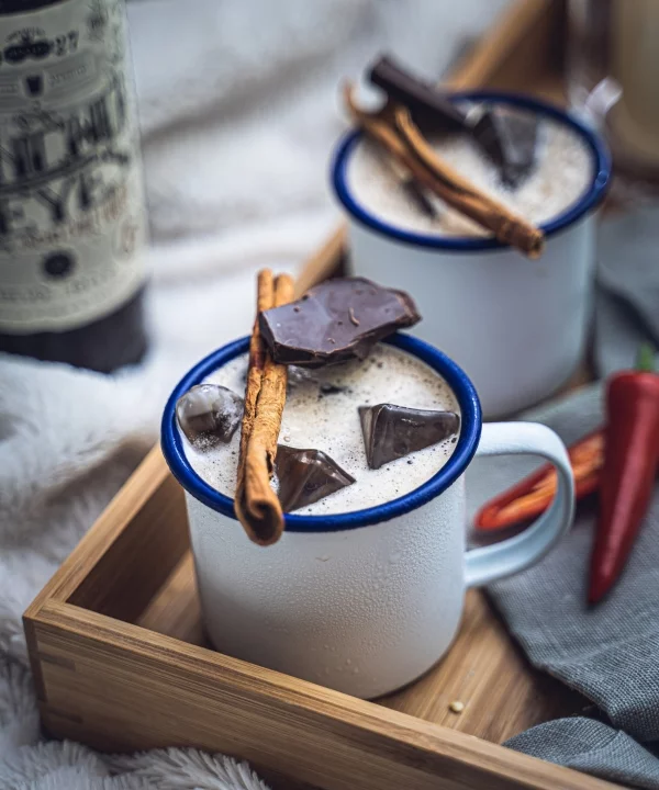 Warme Winter-Drinks Kaffee mit Milch Schokolade in Stück Zimtstange der beste Muntermacher