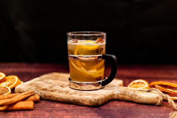 Warme Winter-Drinks Tee mit Schuss Alkohol Zimt Orangenscheiben wärmt macht gute Laune