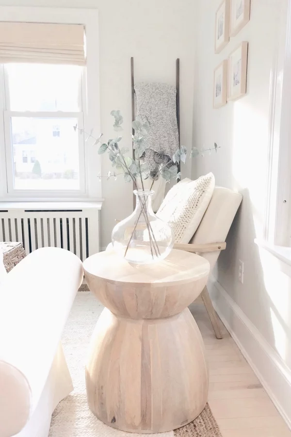 Winterdeko im Wohnzimmer im skandinavischen Stil viel Weiß Vase mit Eukalyptusblättern weniger ist doch mehr