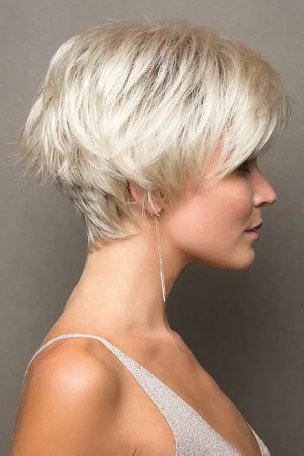 blondes Haar mit Pixie Cut