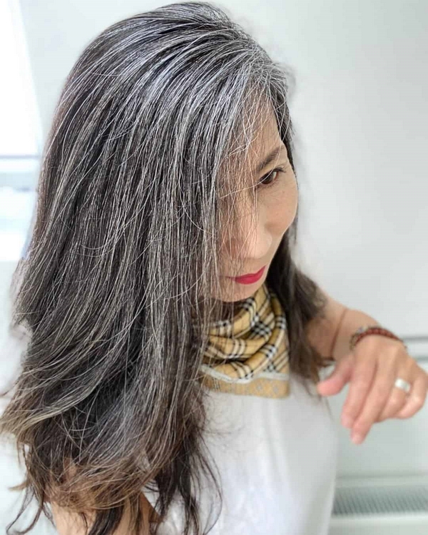 graue Haarfarbe Srträhnchen lange Haare stylen
