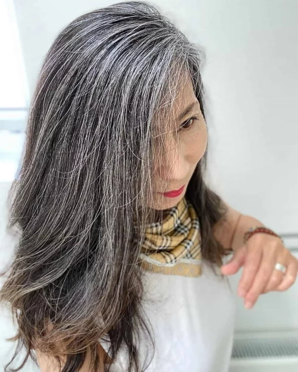 graue Haarfarbe Srträhnchen lange Haare stylen asiatische ältere Dame