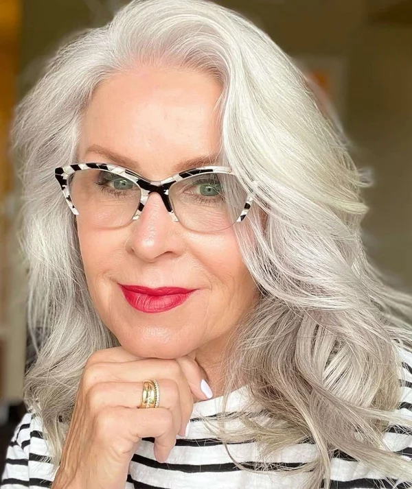 graue Haarfarbe weiße und graue Haare stolz tragen ältere Dame mit Brille