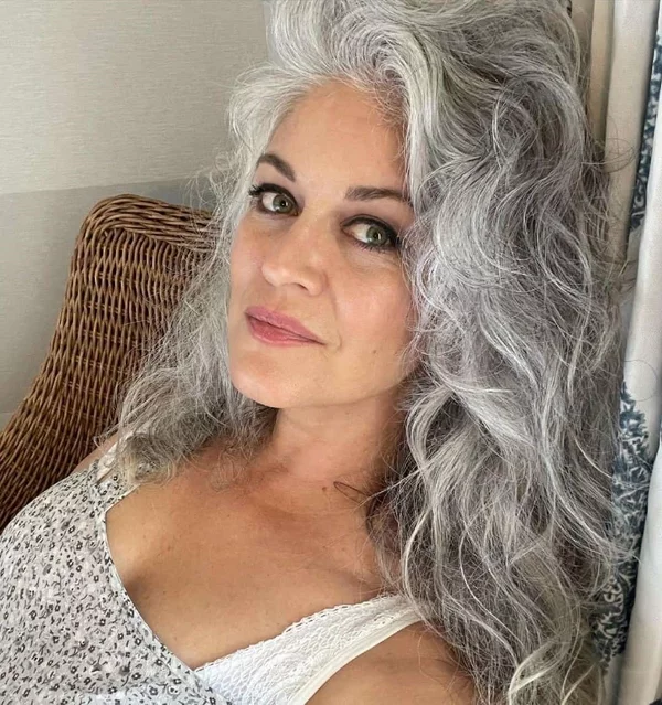 natürliche graue Haarfarbe langes Haar mit Locken schöne Dame Sommerkleid 