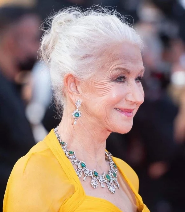 natürliche graue Haare zum Dutt gebunden tragen Helen Mirren Schauspielerin