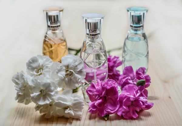 praktische geschenke parfüm schenken geschenke für frauen und männer