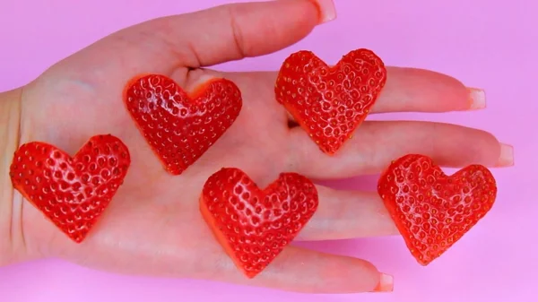 tiramisu-erdbeerherz valentinstag ideen sahne und erdbeere