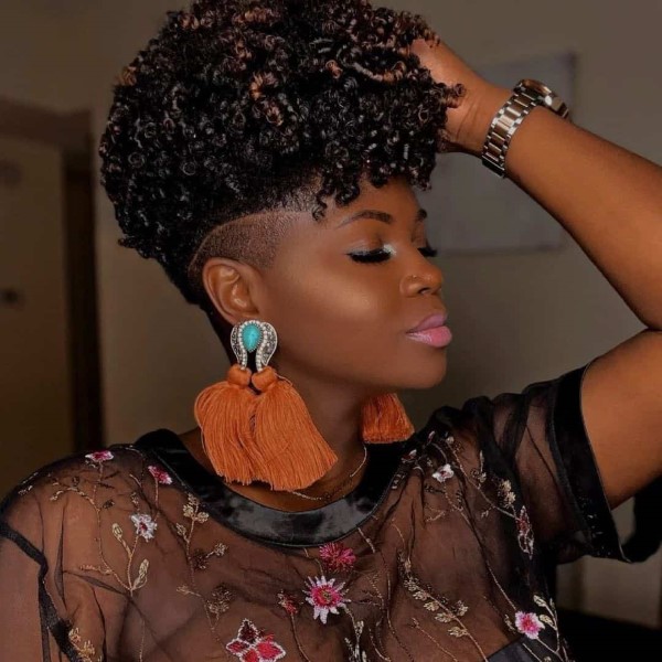 Fasson Haarschnitt für Damen – probieren Sie eine rebellische Fade Frisur aus afro haare naturlocken