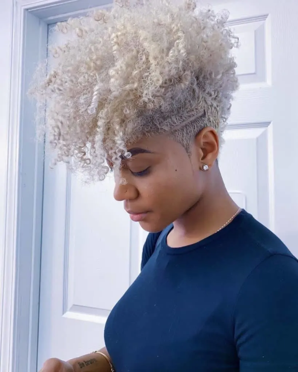 Fasson Haarschnitt für Damen – probieren Sie eine rebellische Fade Frisur aus afro naturwellen weiß
