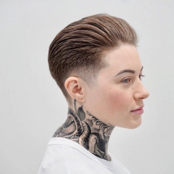 Fasson Haarschnitt für Damen – probieren Sie eine rebellische Fade Frisur aus fade haare mit pompadour style