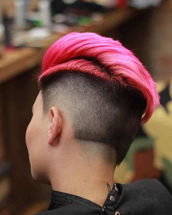Fasson Haarschnitt für Damen – probieren Sie eine rebellische Fade Frisur aus fade mit rosa deckhaar kamm